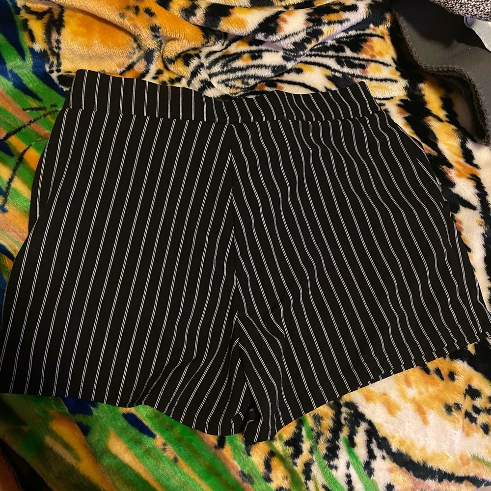 Shorts - Picture 7 of 9